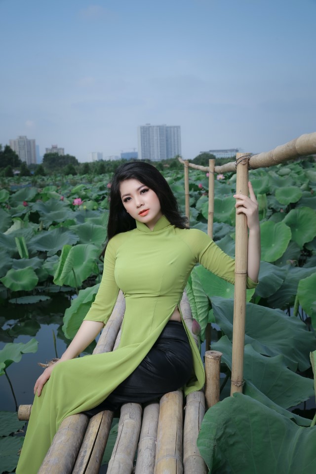 緑色のアオザイを着ているベトナム人女性